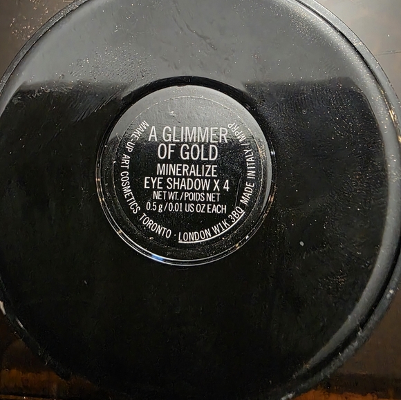 MAC A Glimmer Of Gold Eyeshadow - Picture 4 of 4